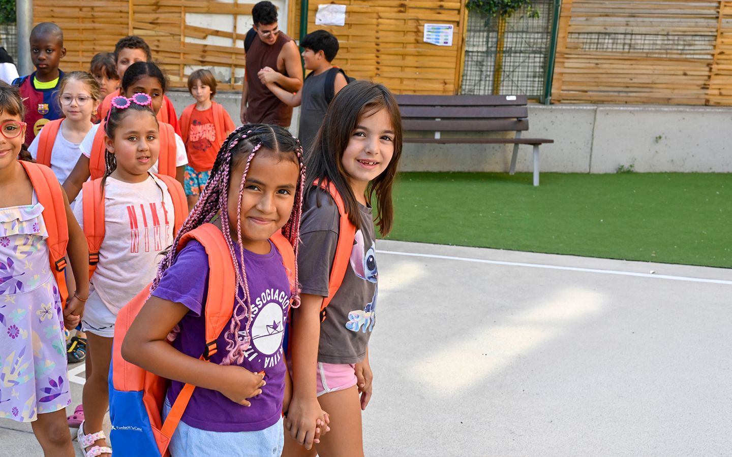 Nenes usuàries del programa CaixaProinfància amb el nou material escolar. © Fundació ”la Caixa”