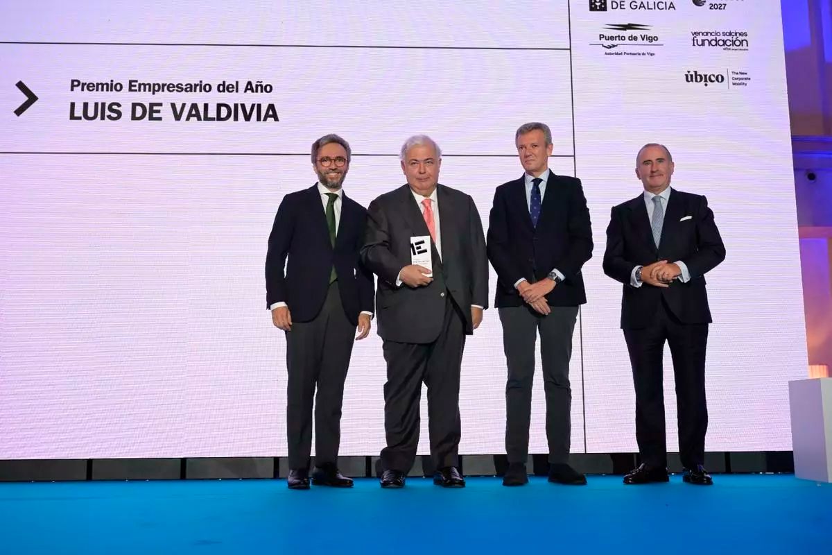 El president d’Ecoener, Luis de Valdivia, és reconegut amb el guardó Empresari de l’Any, lliurat pel conseller delegat de Prensa Ibérica, Aitor Moll; el president de la Xunta, Alfonso Rueda; i el director general de Sabadell Gallego i director general adjunt de Banco Sabadell, Pablo Junceda. / Carlos Pardellas / Casteleiro / Gus de la Paz