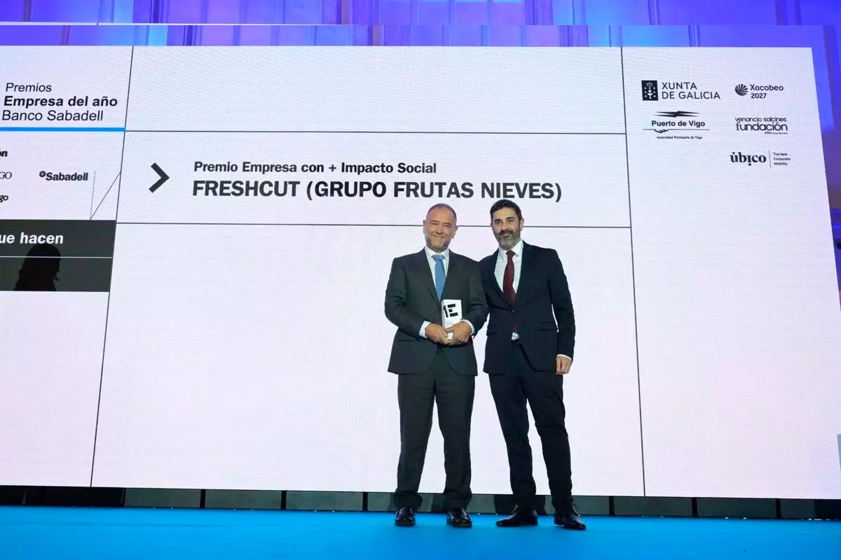 El director de LA OPINIÓN A CORUÑA, Daniel Domínguez, lliura el premi Empresa + Impacte Social, concedit a Freshcut de Frutas Nieves, al president d’aquest grup, Armando Gayar. / Carlos Pardellas / Casteleiro / Gus de la Paz