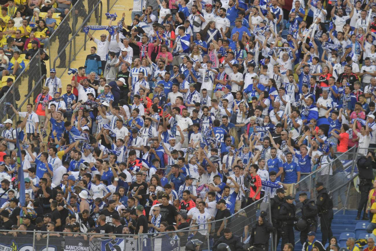 La afición del CD Tenerife anima a su equipo en el derbi disputado la temporada pasada en el estadio de la UD Las Palmas - Foto: Juan Castro.