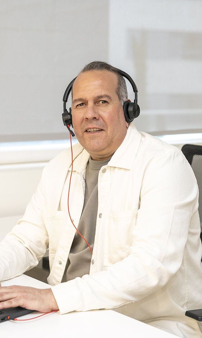 Antonio Suárez, treballador de ILUNION It Services a Madrid, apareix en el seu lloc de treball.