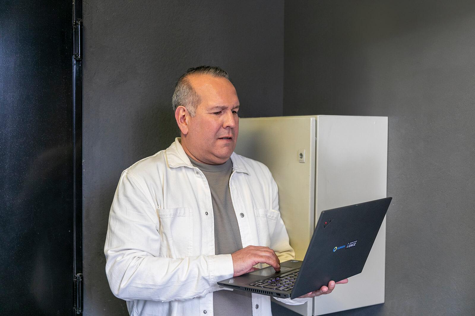 Antonio Suárez treballant amb un ordinador al costat dels servidors.